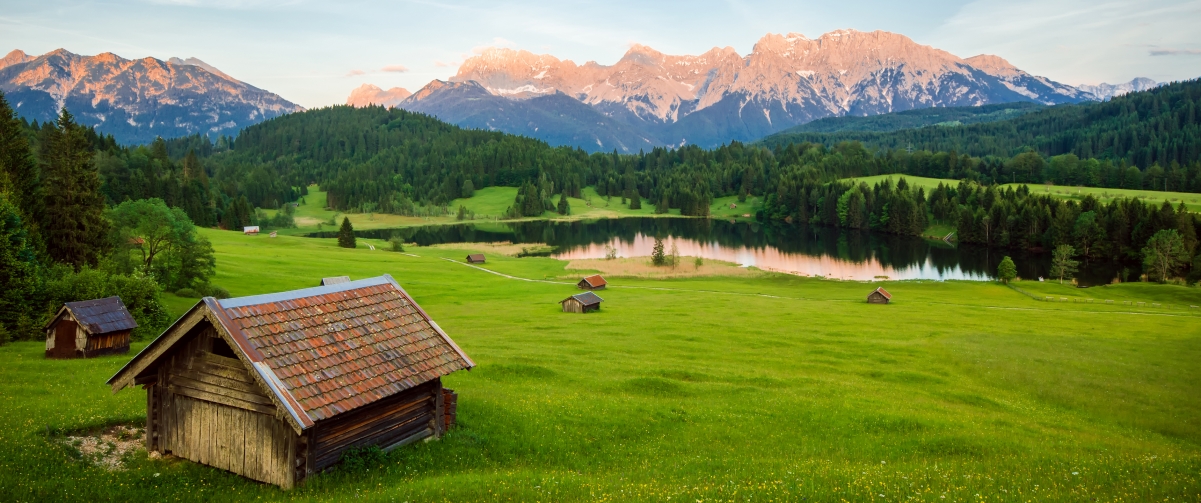 阿尔卑斯山 山脉 草地 房子 湖水 自然风景3440x1440壁纸