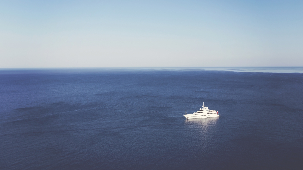 船在蓝海中行驶4k壁纸