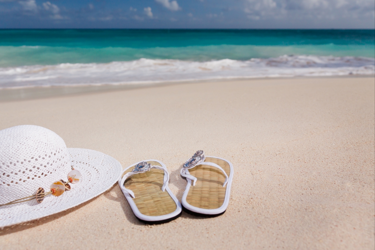 海滩 女性 人字拖鞋 帽子 度假 休闲 蓝色海洋5K风景壁纸