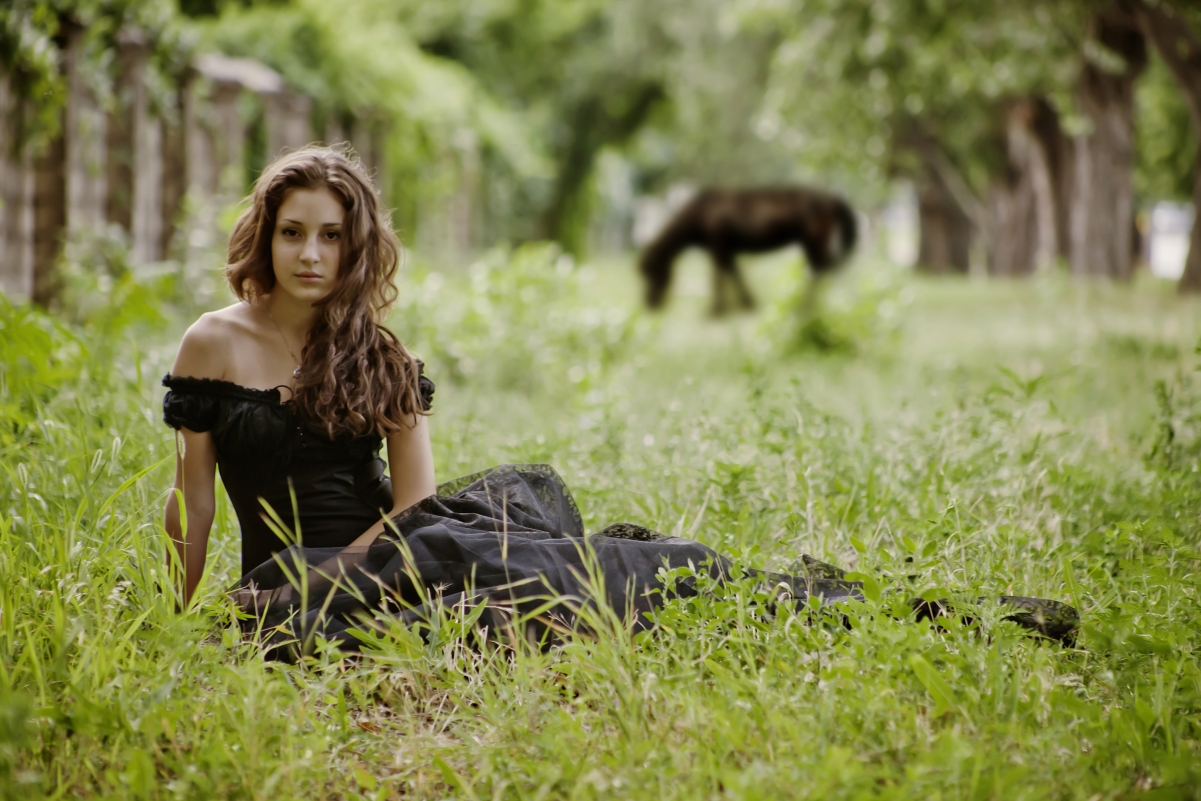 坐在草地上的美女 黑色裙子 4K壁纸