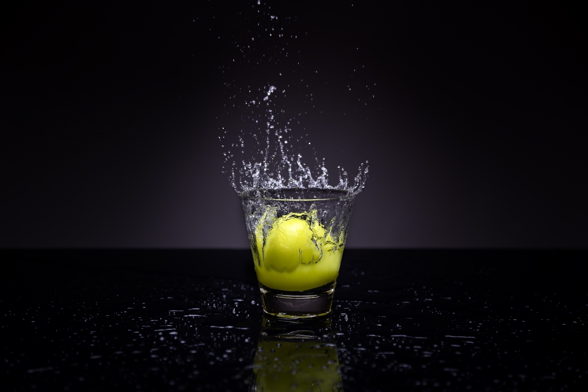 柠檬 玻璃杯 水 创意 艺术 摄影 黑白照片5K图片