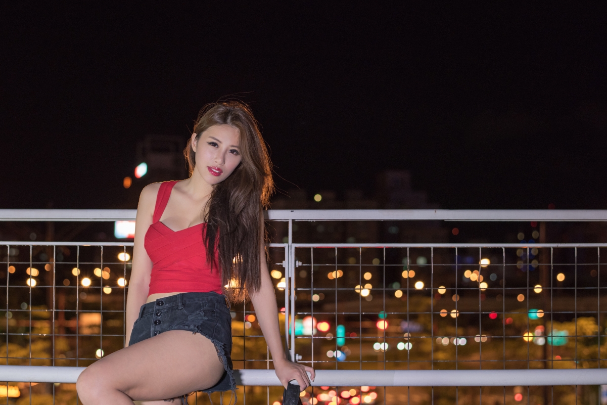 晚上 城市 亚洲女孩 脸 眼睛 美女 腿 牛仔短裤 4K性感美女壁纸