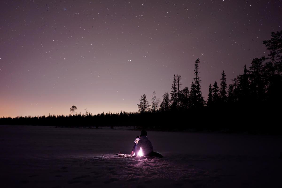 日落 夜晚 山 星空 雪地 旅行者 6K图片