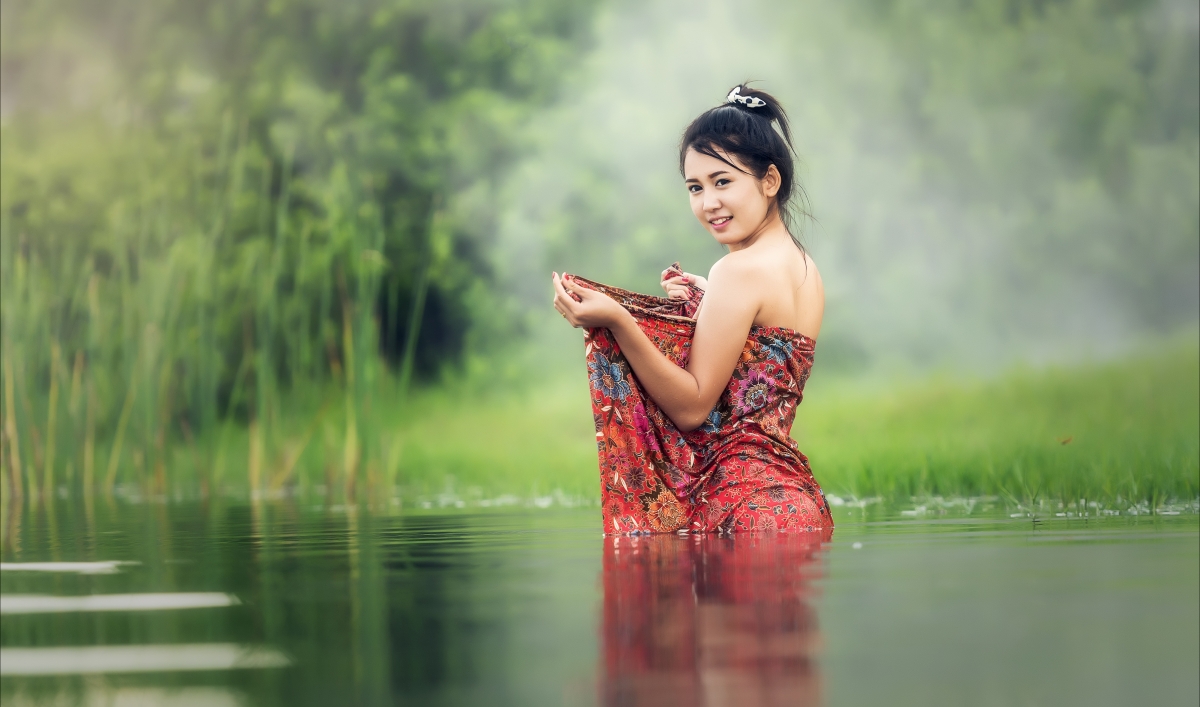 沐浴 河流 柬埔寨美女4k壁纸