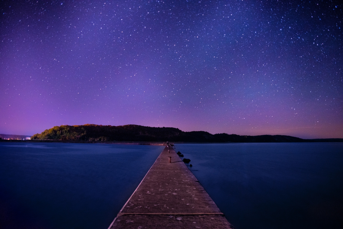 湖 码头 夜晚 星空风景4K壁纸