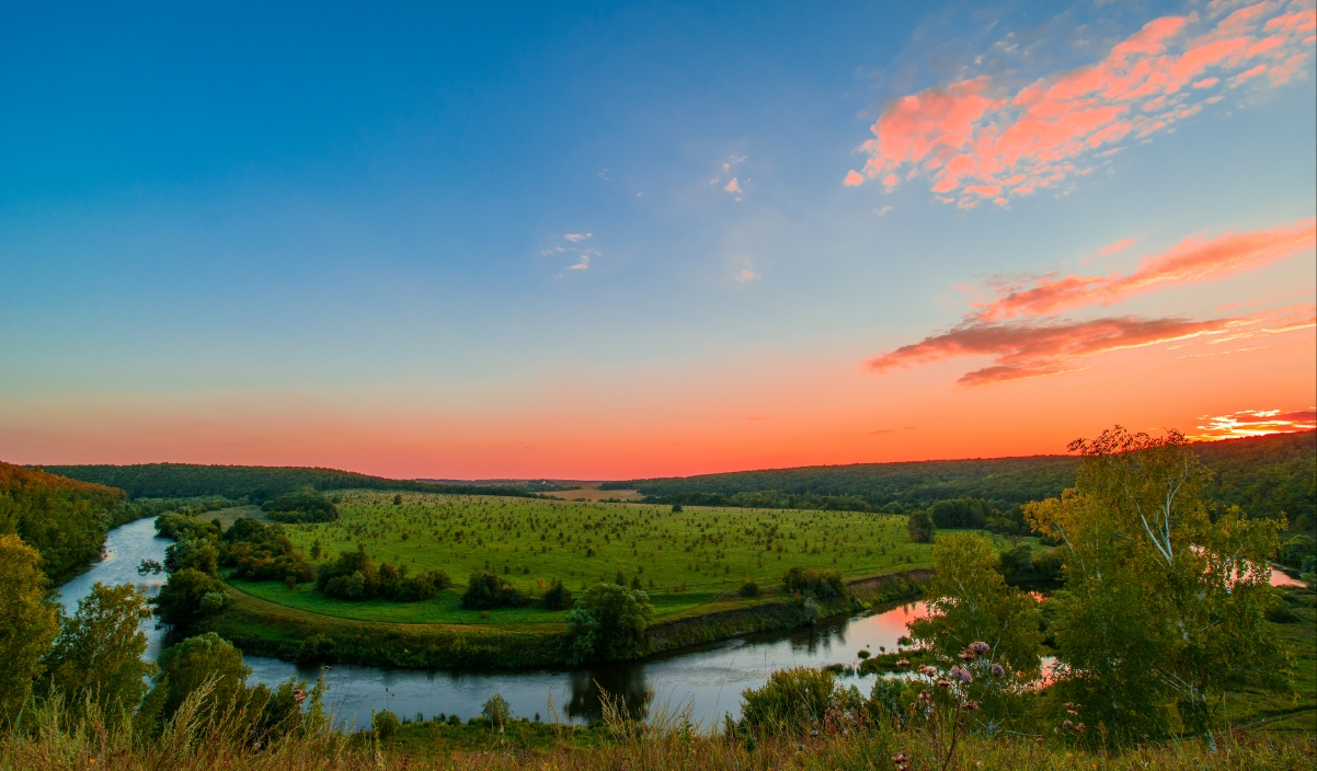 红色日落 俄罗斯 美丽的山丘 河流 4K风景壁纸
