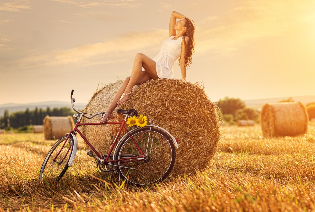 干草堆栈 女孩 单车 自行车 鲜花 干草堆上坐着的美女5K壁纸