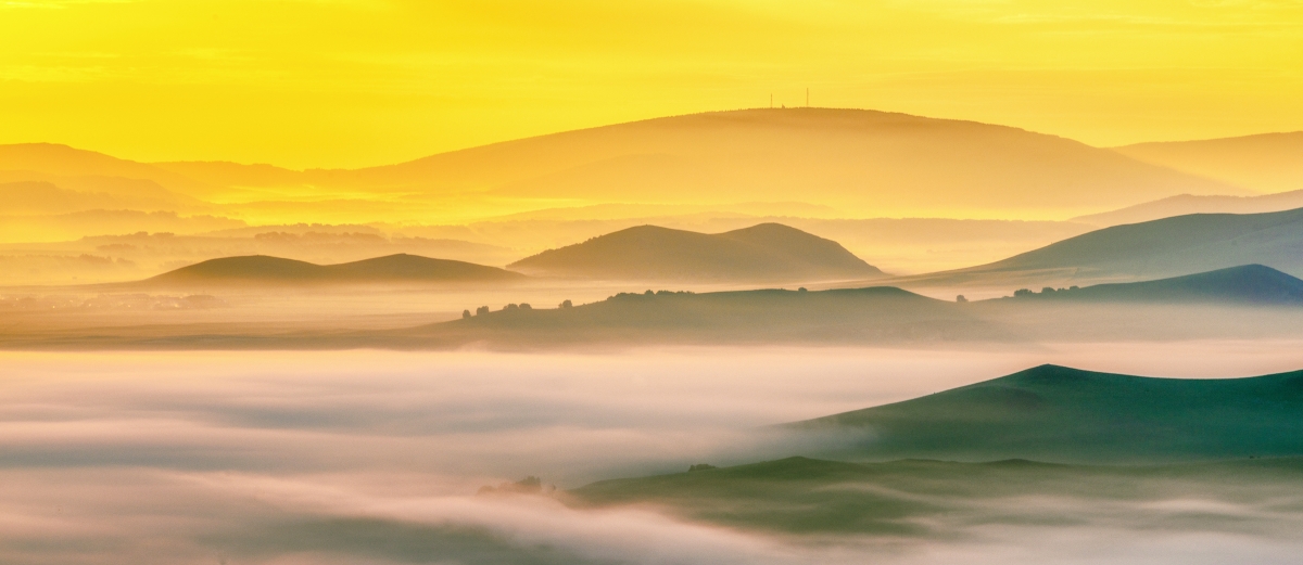 山脉日出晨雾5k风景图片