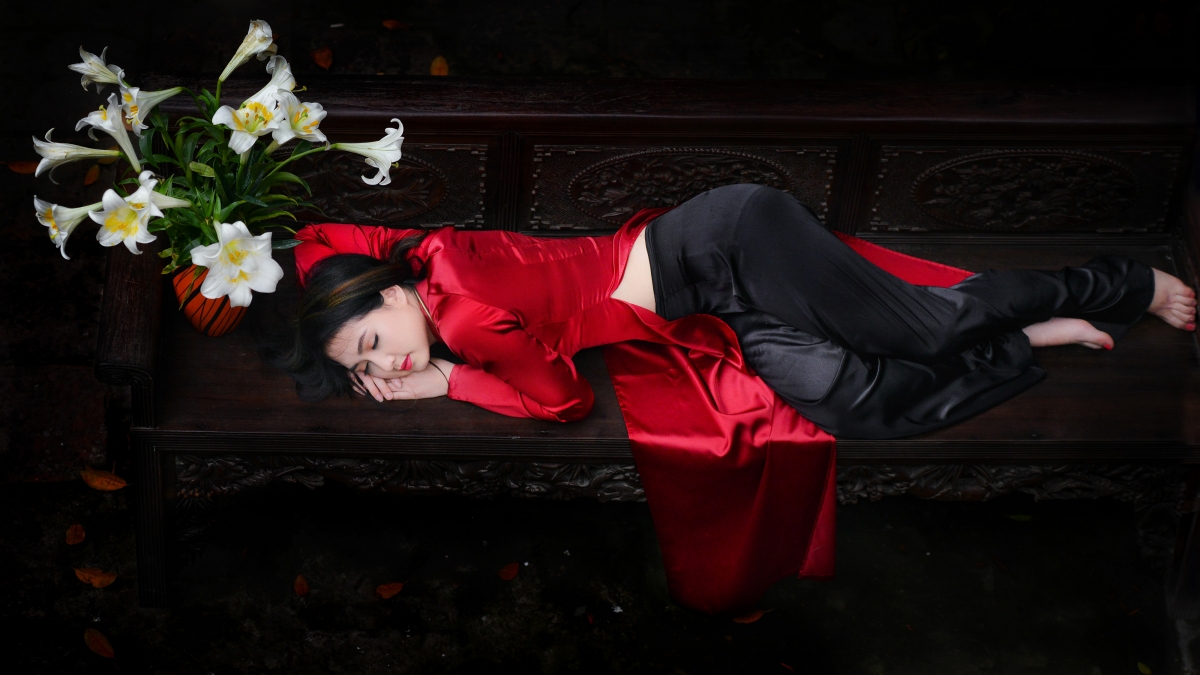 板凳 椅子 女孩休息 红色衣服 黑色裤子 美女人物摄影图片
