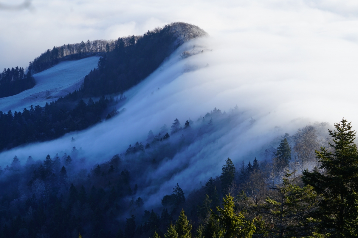 云雾缭绕的瑞士山脉8k风景壁纸