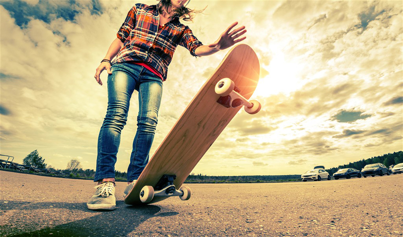 玩滑板的少女人物背景