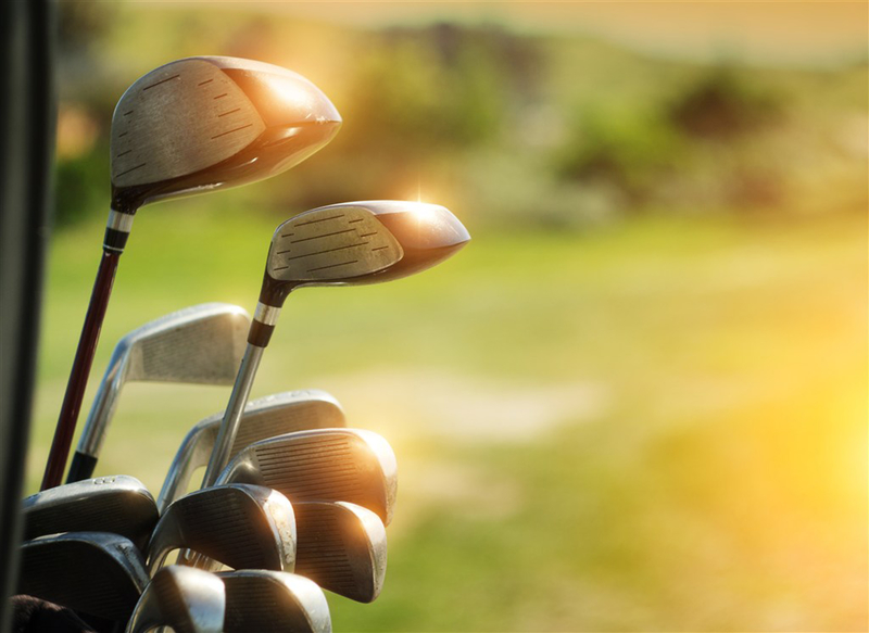 阳光下的高尔夫球杆球场海报背景