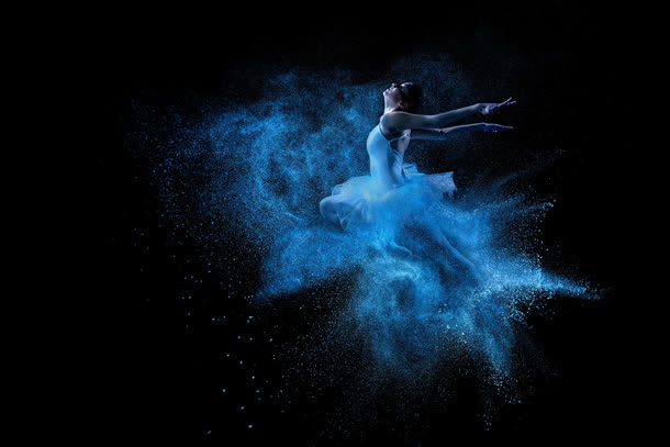 纯色背景芭蕾舞者蓝色烟雾效果合成素材