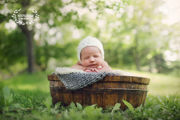 草地木盆婴儿图片