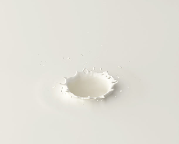 飞溅的牛奶牛奶滴落瞬间乳白色牛奶