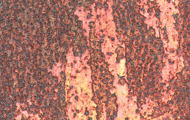 红色金属布满斑驳锈迹