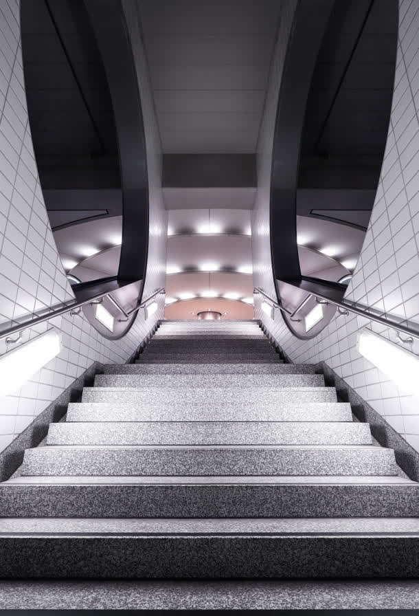 地铁圆形艺术楼梯