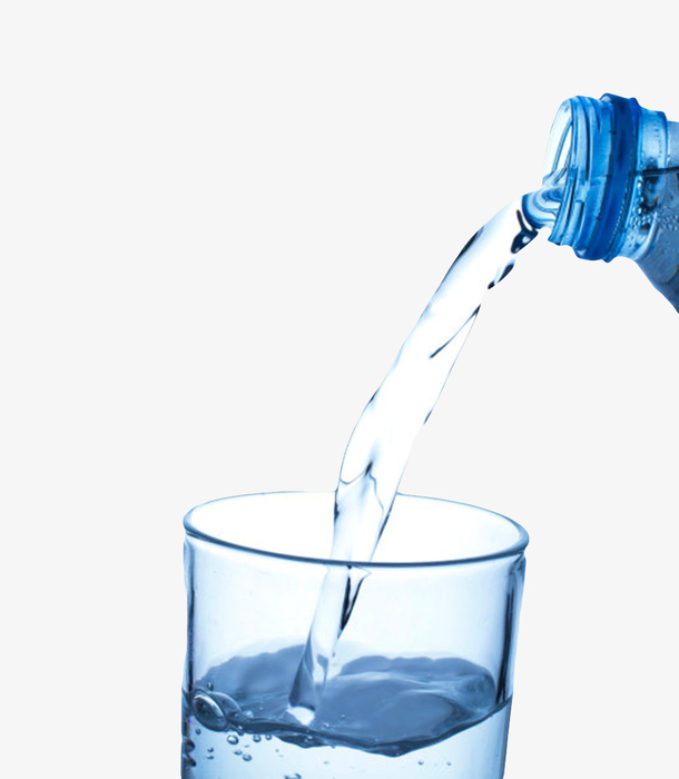 透明解渴到在水杯里的塑料瓶饮用
