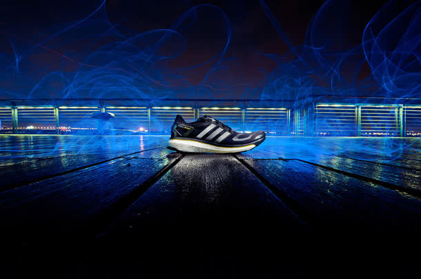黑色运动鞋蓝光光效海报背景