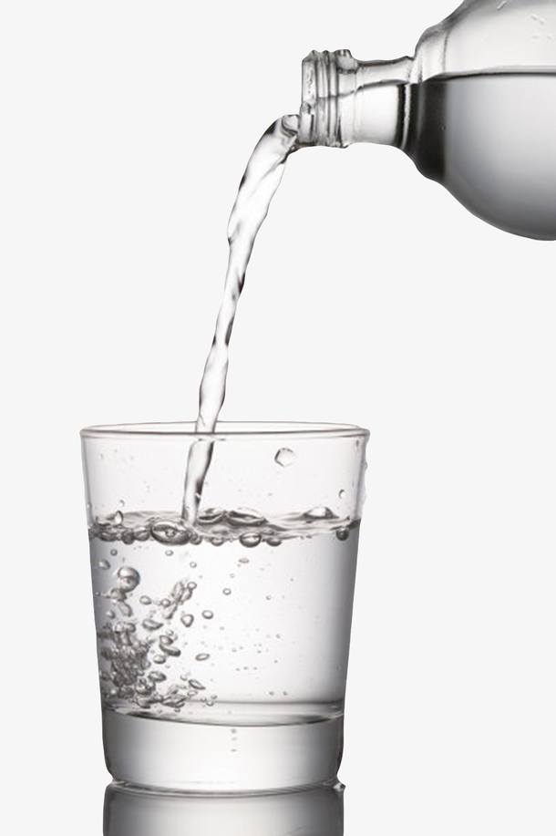 透明解渴倒在水杯上起泡的塑料瓶
