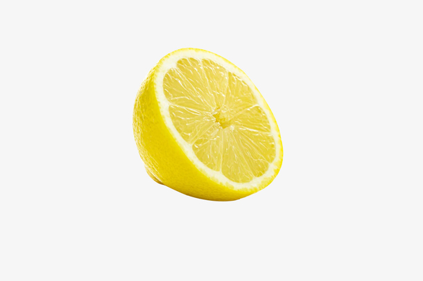 切开一半新鲜柠檬
