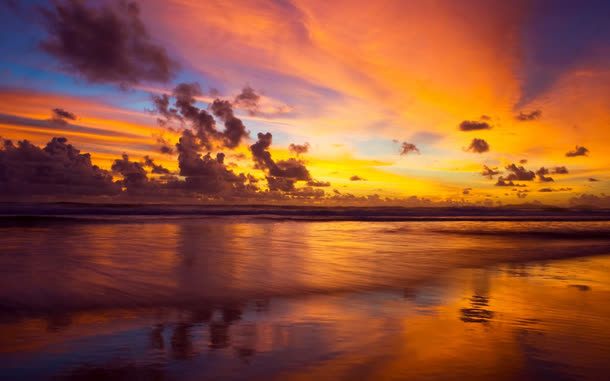 夕阳西下沙滩海浪蓝天云朵
