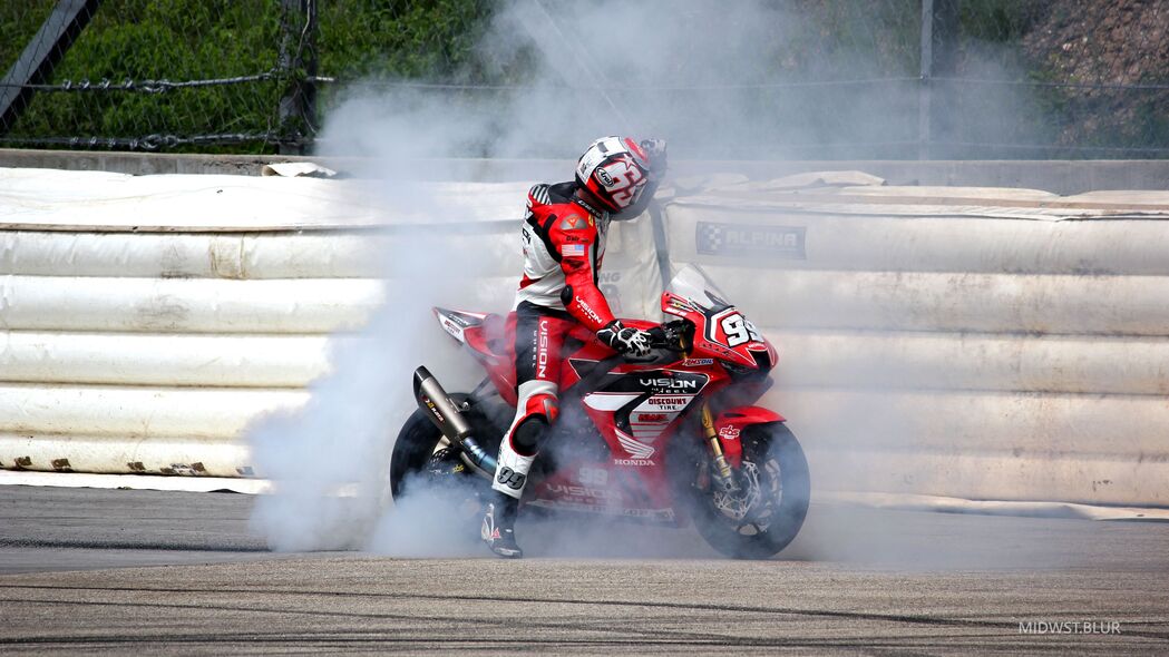 3840x2160 摩托车 自行车 摩托车手 摩托车比赛 烟雾 漂移壁纸 背景4k uhd 16:9