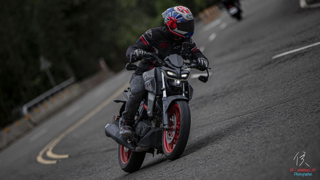 3840x2160 摩托车 摩托车手 头盔 摩托车比赛 沥青 4k壁纸 背景图片 uhd 16:9