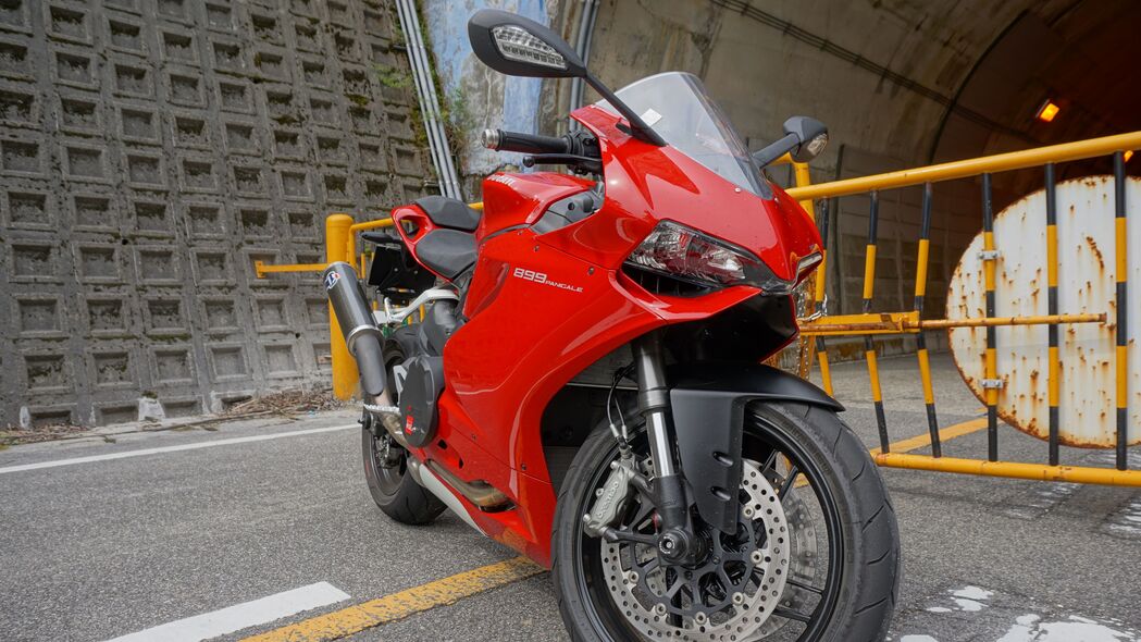 3840x2160  ducati 摩托车 自行车 红色 停车场 摩托车 4k壁纸 uhd 16:9
