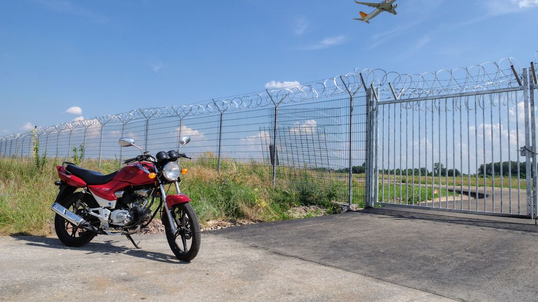 3840x2160 摩托车 自行车 红色 围栏 4k壁纸 uhd 16:9