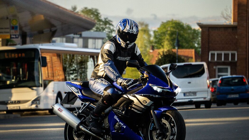 3840x2160 摩托车 自行车 蓝色 摩托车手 头盔 道路 4k壁纸 uhd 16:9