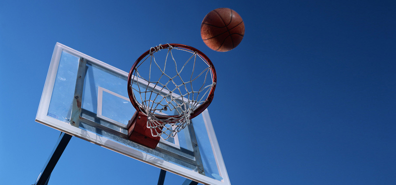 体育运动篮球篮球框篮球架仰视蓝天背景