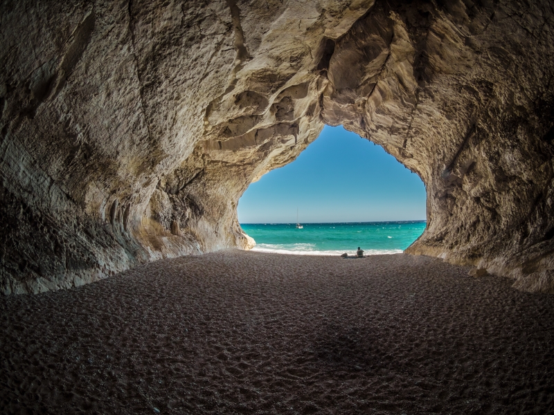 海边的一处洞穴
